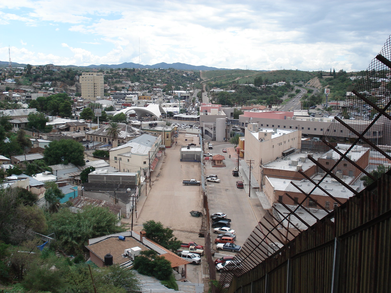 The pre-2011 border fence cutting through Ambos Nogales, with Nogales, Sonora on the left and Nogales, Arizona on the right.