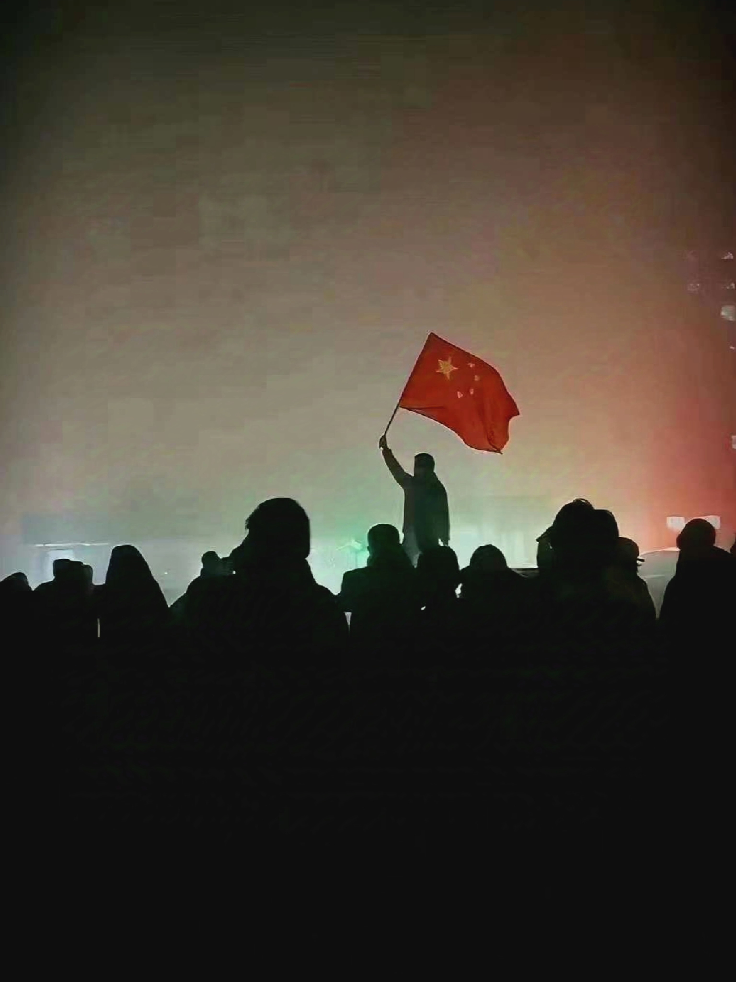 Crowd holding blank A4 sheets at the November 2022 Urumqi protest, the symbolic visual of the white-paper movement.
